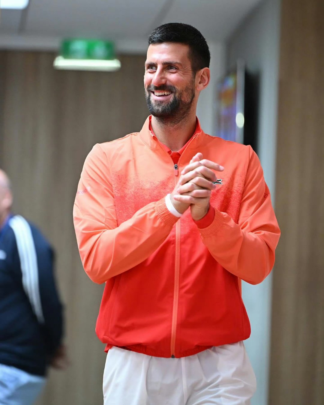 关于德约科维奇回归赛场，战术调整首场状态亮眼，老鹰观众沸腾！的信息